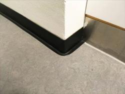 Muovista lattialistaa