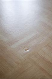 Muovimattoa parkettikuviolla