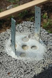 Perustusten teräskorvakkeita