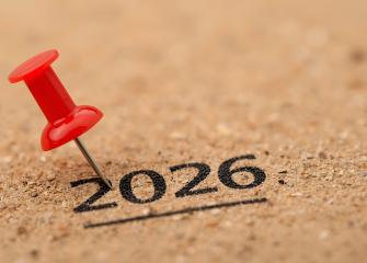  Punainen nuppineula osoittaa vuosilukua 2026.