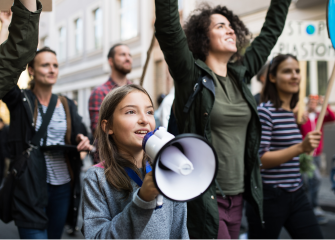 Ihmisiä mielenosoituksessa.