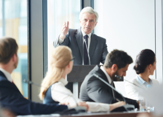 Päättäjiä kokouksessa.