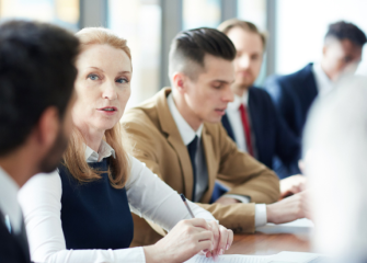 Päättäjiä kokouspöydässä.