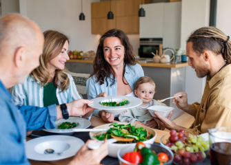 Perhe ruokailee yhdessä.