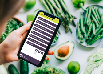 Henkilö käyttää puhelimesta sovellusta.