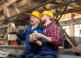 Työmiehiä ruokatauolla.