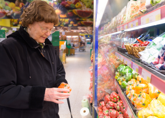 Nainen ruokakaupassa.