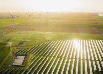 Aurinkopaneeleita ja tuulimyllyjä.