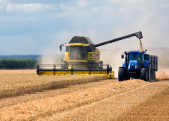 Puimuri ja kuorma-auto peltotöissä.