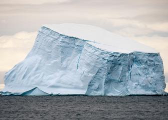 A drifting iceberg at sea, photo Hubert Neufeld, Unsplash.