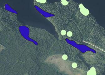 Serpentiinikallioalueita ilmakuvassa.