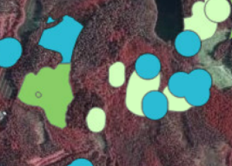 Serpentiinikallioalueita ilmakuvassa.