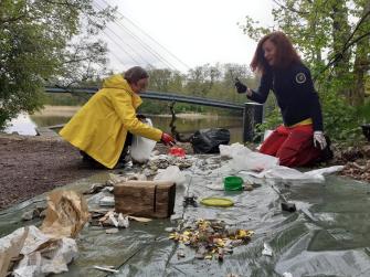 Syken tutkijat luokittelevat puiston roskia