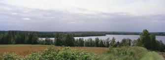 Peltoa ja järveä