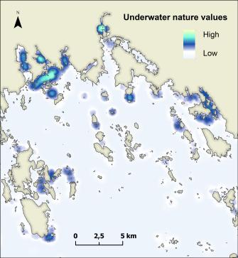 The map shows in different colors the high and low natural values of the area. High values occur a lot near the beach and in bays.