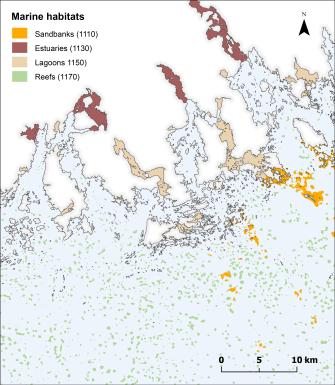 The map shows in different colors the location of sandbanks, estuaries, reefs and lagoons in the region.