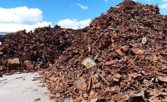 Suuri kasa ruskeaa metallia.