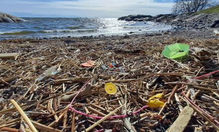En strand med flerfärgade stora skräpfragment.