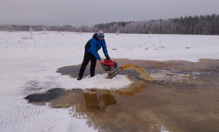 Ajourien jäädytystyö meneillään Pyhäjärven lintuvedellä.