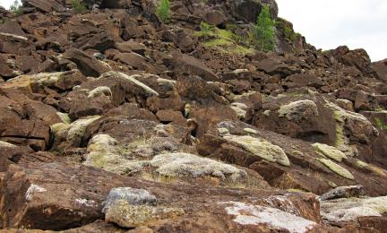 Puuton rinne, jossa pääosin paljasta kalliota ja lohkareita.