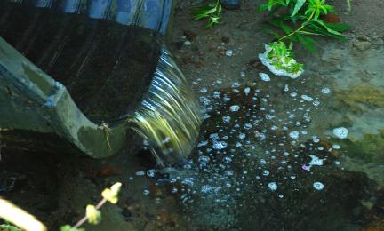 Ett rör från vilket vatten rinner ut.