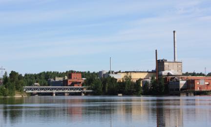 Kymijoen varrelle on keskittynyt paljon metsäteollisuutta.