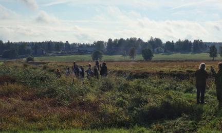 Kuva, jossa on Hämeen Helmi-yhteistyöryhmä yhteisellä maastoretkellä. 