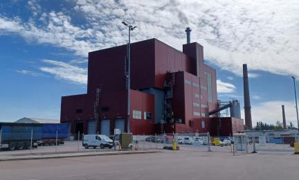 Hyötyvoimalaitos ja piha-aluetta.