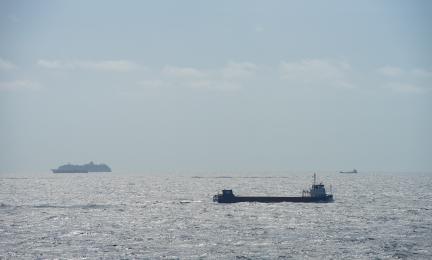 Tre fartyg på ett dimmigt hav.