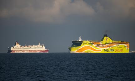 Två kryssningsfartyg på havet.