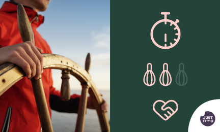 Ihminen laivan ruorissa.