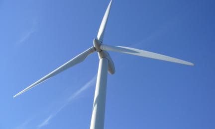 En trebladig vindturbin.