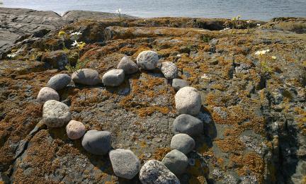 Kivistä tehty sydän rannalla.