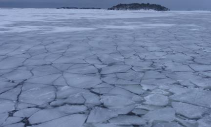 Lohkeillutta jäätä.