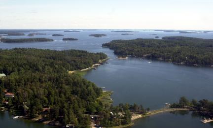 Ilmasta kuvattua merta, saaria ja taloja.