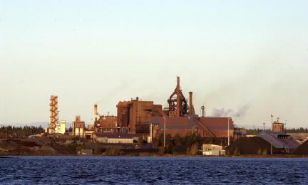 Teollisuuslaitos rannalla.