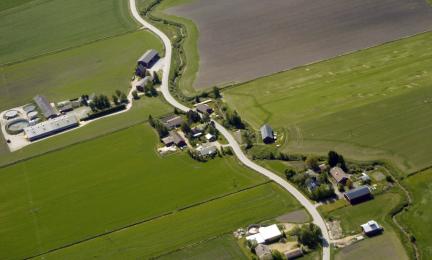 Ilmakuva maalaismaisemasta.