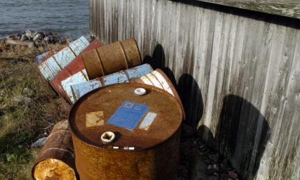 Ruosteisia tynnyreitä.