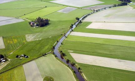 Åkerlandskap och en älv.
