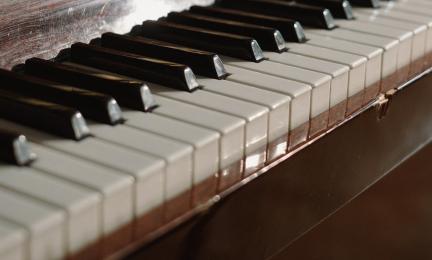 Pianossa voi olla norsunluiset koskettimet.