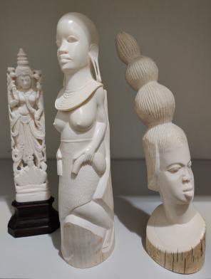 Norsunluisia patsaita.